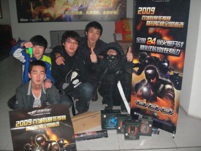 同时挺身而 同时挺身而