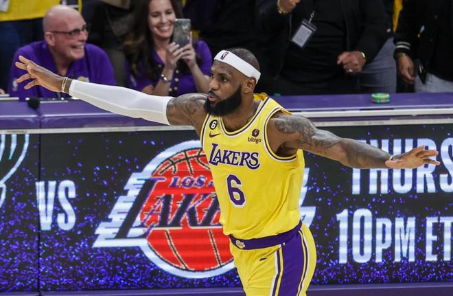 持球人必须 持球人必须